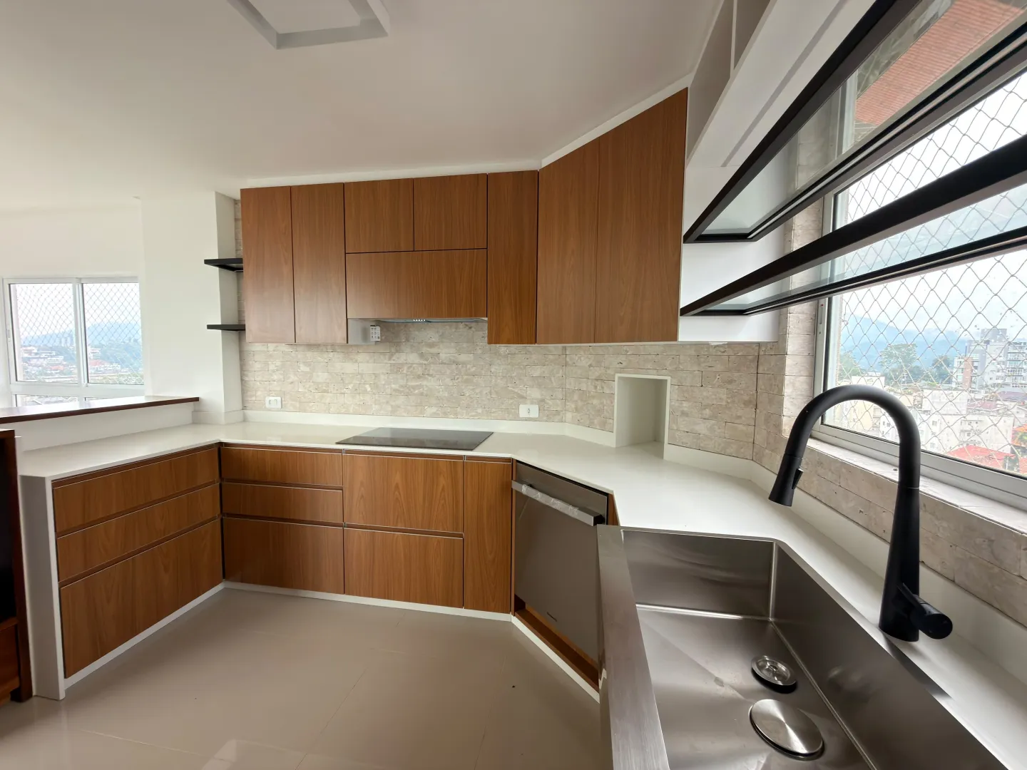 Duplex Semi Mobiliado ,sendo 2 suites + escrit&oacute;rio com bws ,2 vagas de garagem  Timbó - 