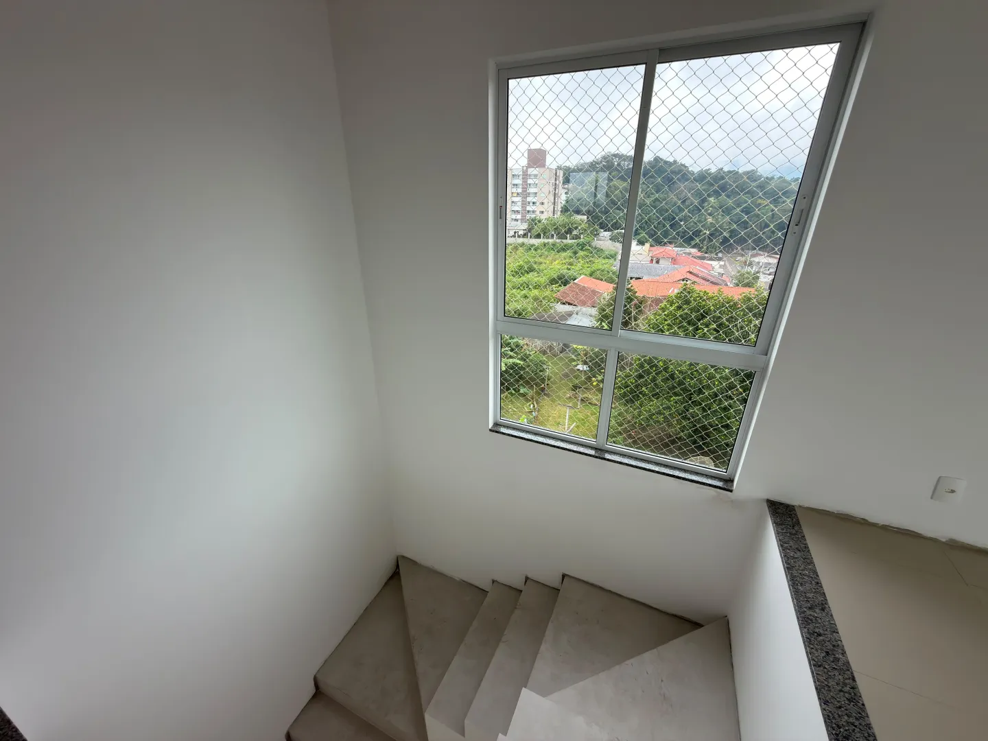 Duplex Semi Mobiliado ,sendo 2 suites + escrit&oacute;rio com bws ,2 vagas de garagem  Timbó - 