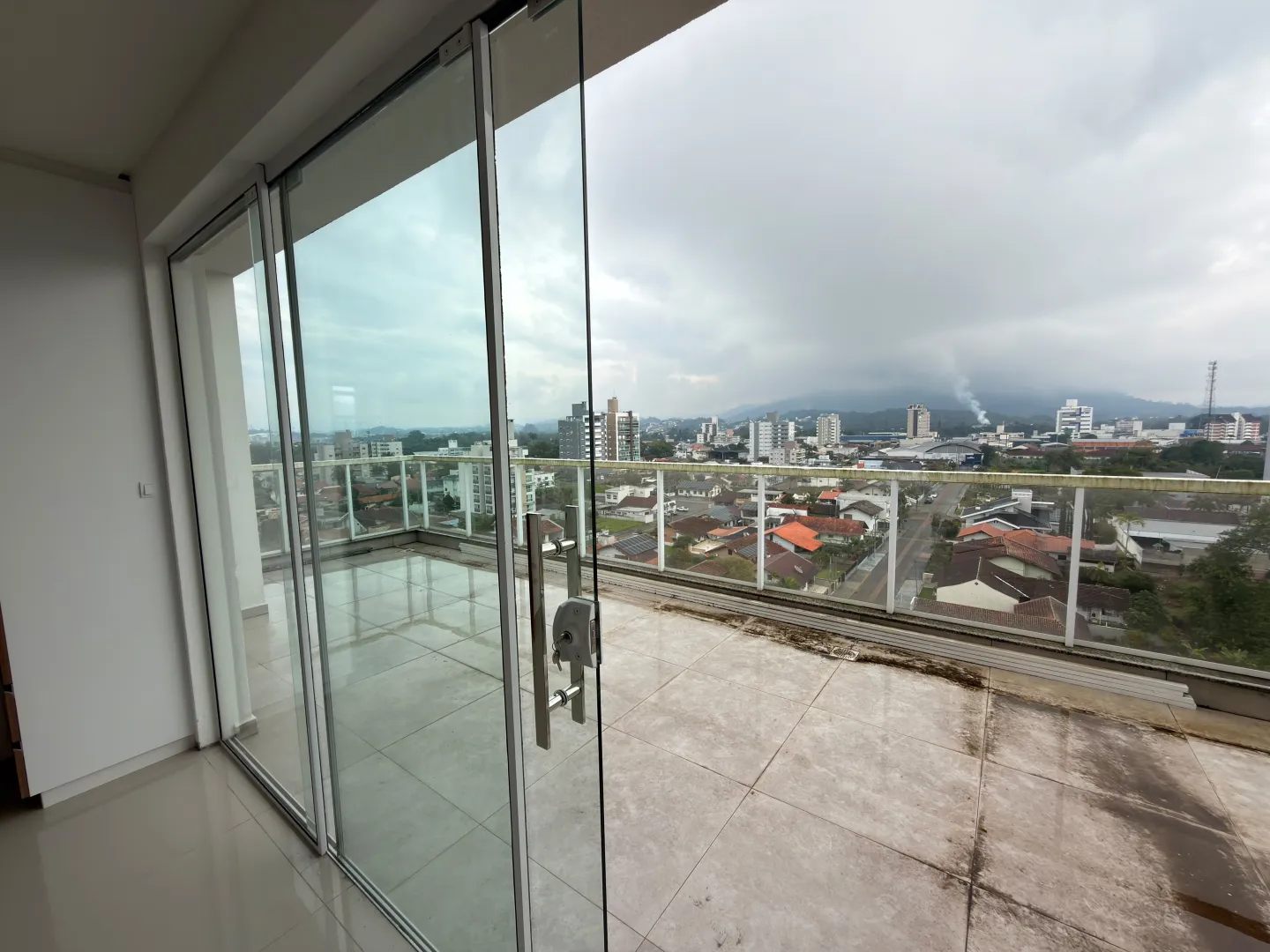Duplex Semi Mobiliado ,sendo 2 suites + escrit&oacute;rio com bws ,2 vagas de garagem  Timbó - 