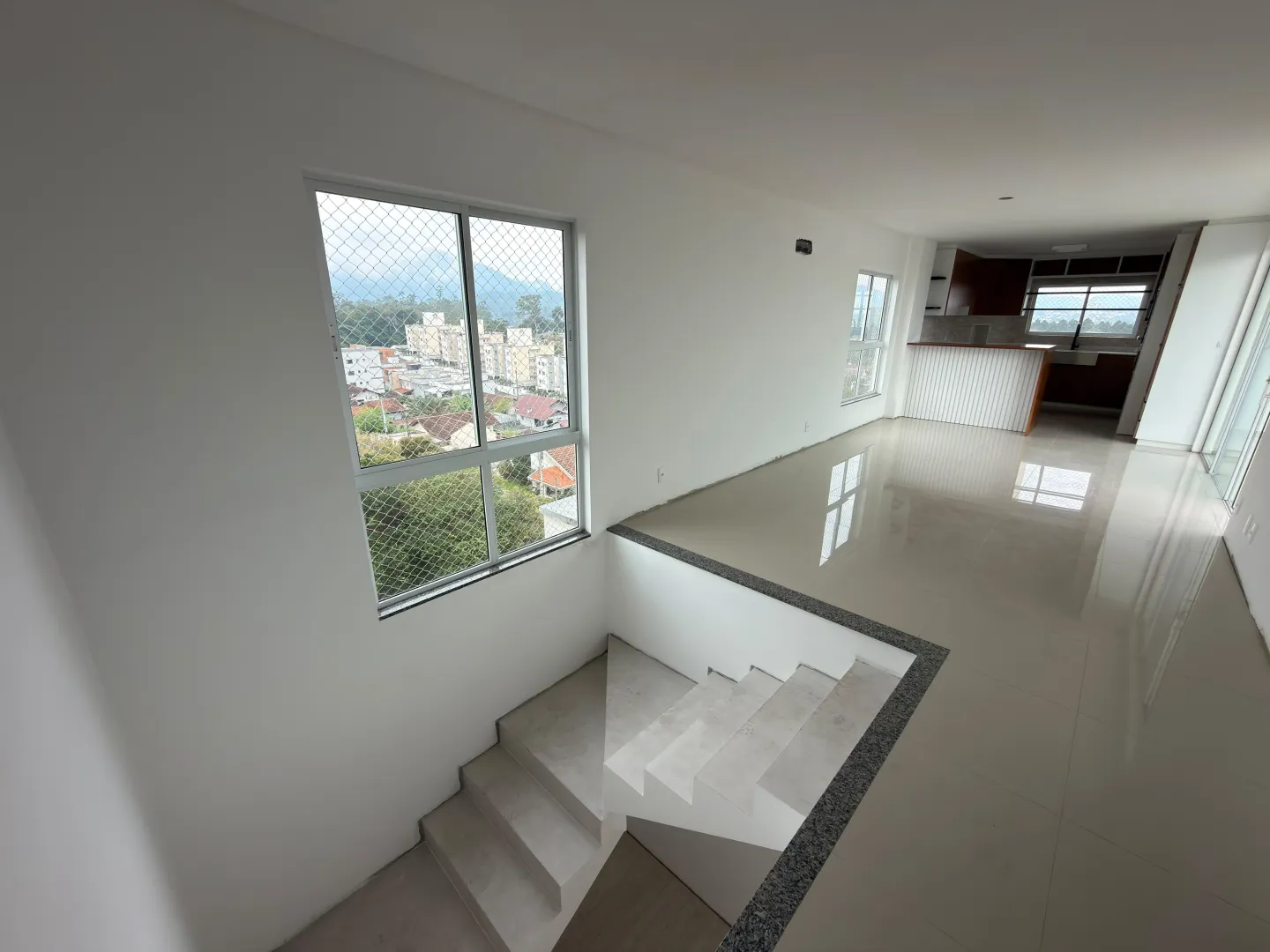 Duplex Semi Mobiliado ,sendo 2 suites + escrit&oacute;rio com bws ,2 vagas de garagem  Timbó - 