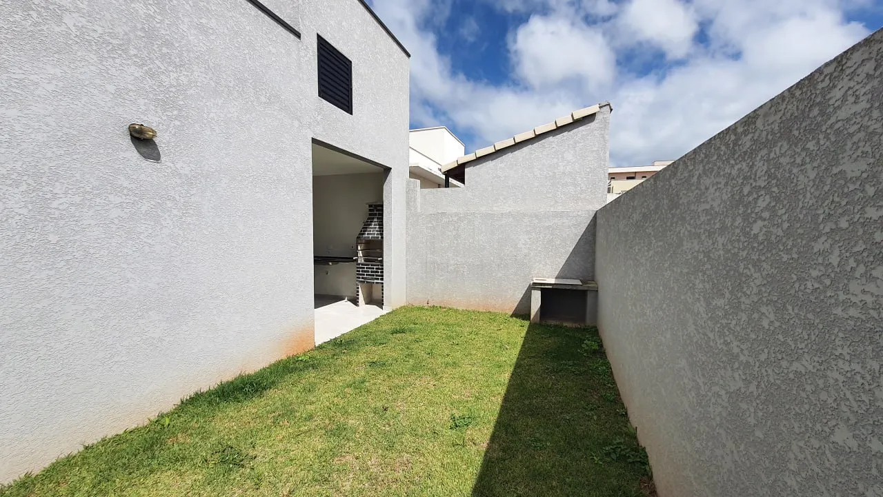 Casa t&eacute;rrea moderna com espa&ccedil;o gourmet e quintal privativo no Lago dos P&aacute;ssaros  Cotia - 