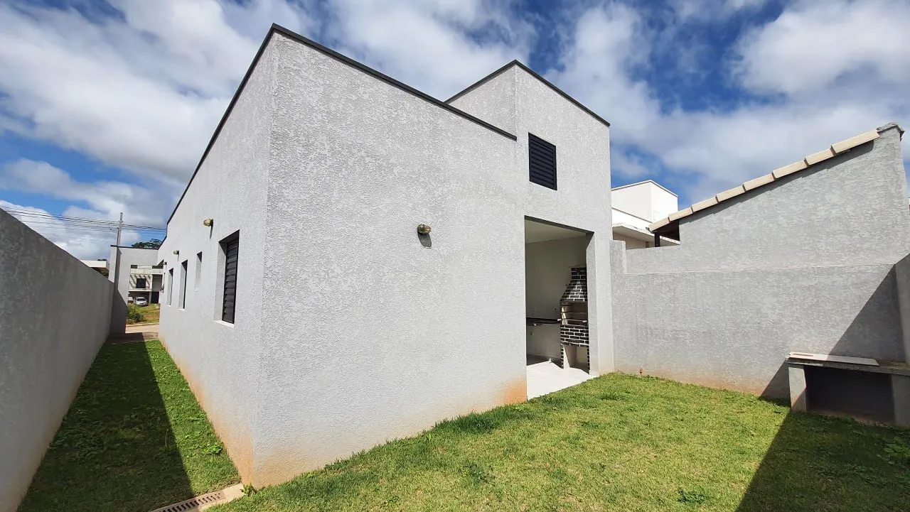 Casa t&eacute;rrea moderna com espa&ccedil;o gourmet e quintal privativo no Lago dos P&aacute;ssaros  Cotia - 