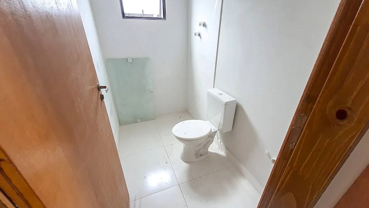 Casa t&eacute;rrea moderna com espa&ccedil;o gourmet e quintal privativo no Lago dos P&aacute;ssaros  Cotia - 