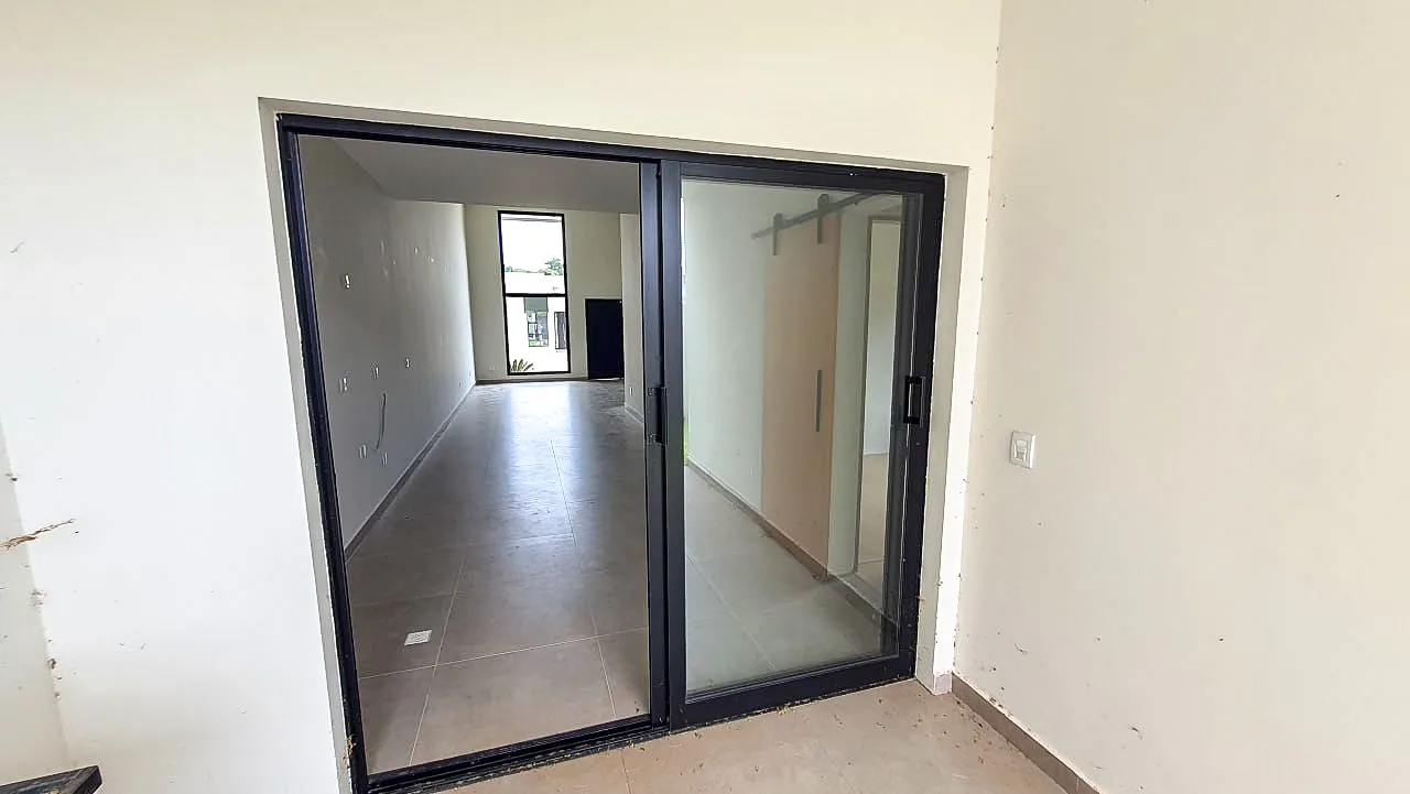 Casa t&eacute;rrea com p&eacute;-direito de 4,5 m e 3 dormit&oacute;rios no Lago dos P&aacute;ssaros  Cotia - 