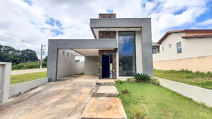 Casa t&eacute;rrea com p&eacute;-direito de 4,5 m e 3 dormit&oacute;rios no Lago dos P&aacute;ssaros  Cotia - 