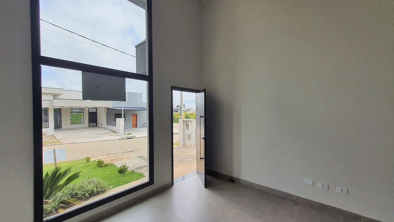 Casa t&eacute;rrea com p&eacute;-direito de 4,5 m e 3 dormit&oacute;rios no Lago dos P&aacute;ssaros  Cotia - 