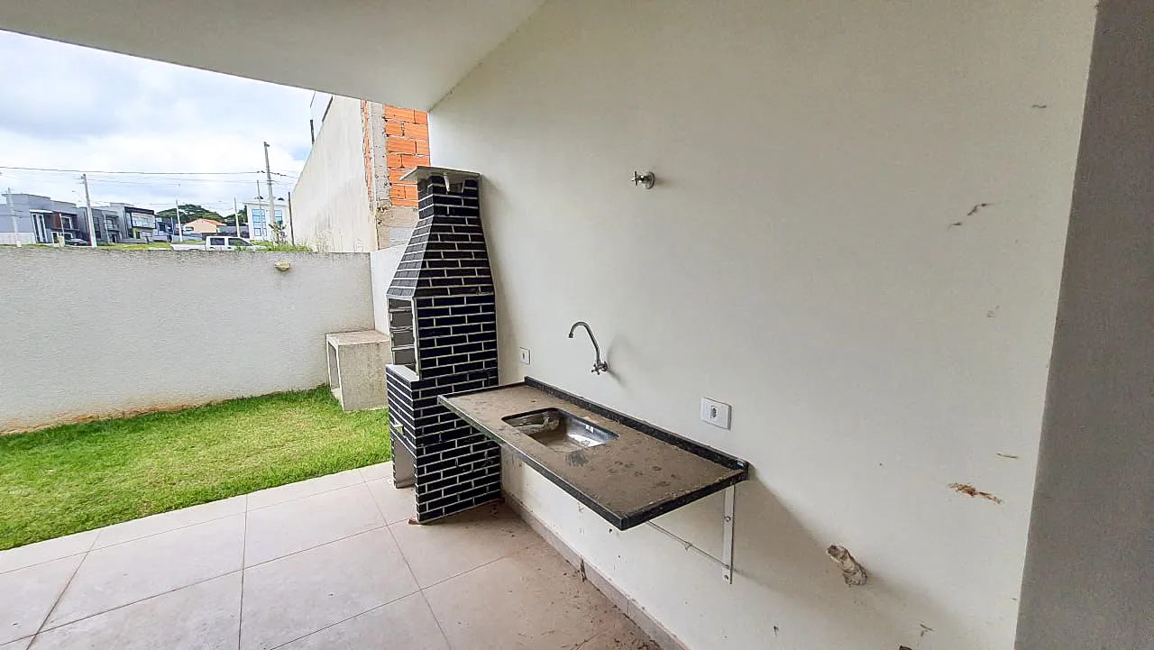 Casa t&eacute;rrea com p&eacute;-direito de 4,5 m e 3 dormit&oacute;rios no Lago dos P&aacute;ssaros  Cotia - 