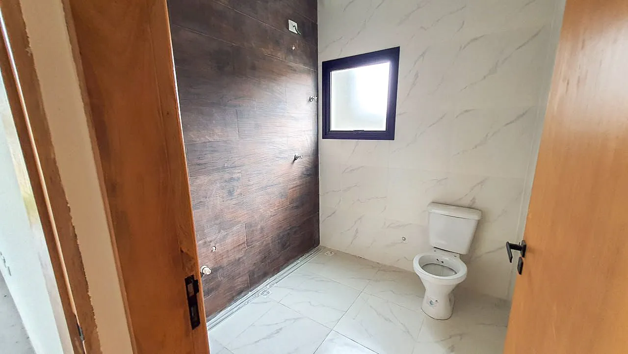 Casa t&eacute;rrea com p&eacute;-direito de 4,5 m e 3 dormit&oacute;rios no Lago dos P&aacute;ssaros  Cotia - 