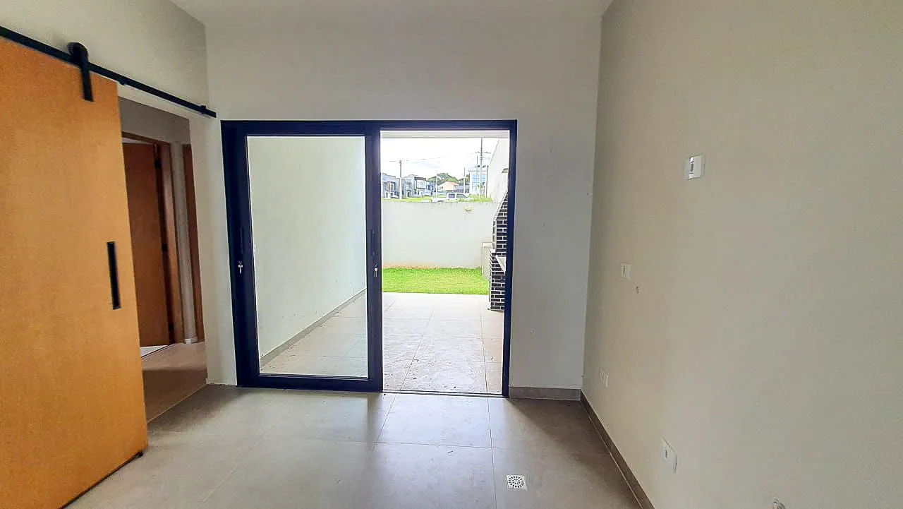 Casa t&eacute;rrea com p&eacute;-direito de 4,5 m e 3 dormit&oacute;rios no Lago dos P&aacute;ssaros  Cotia - 