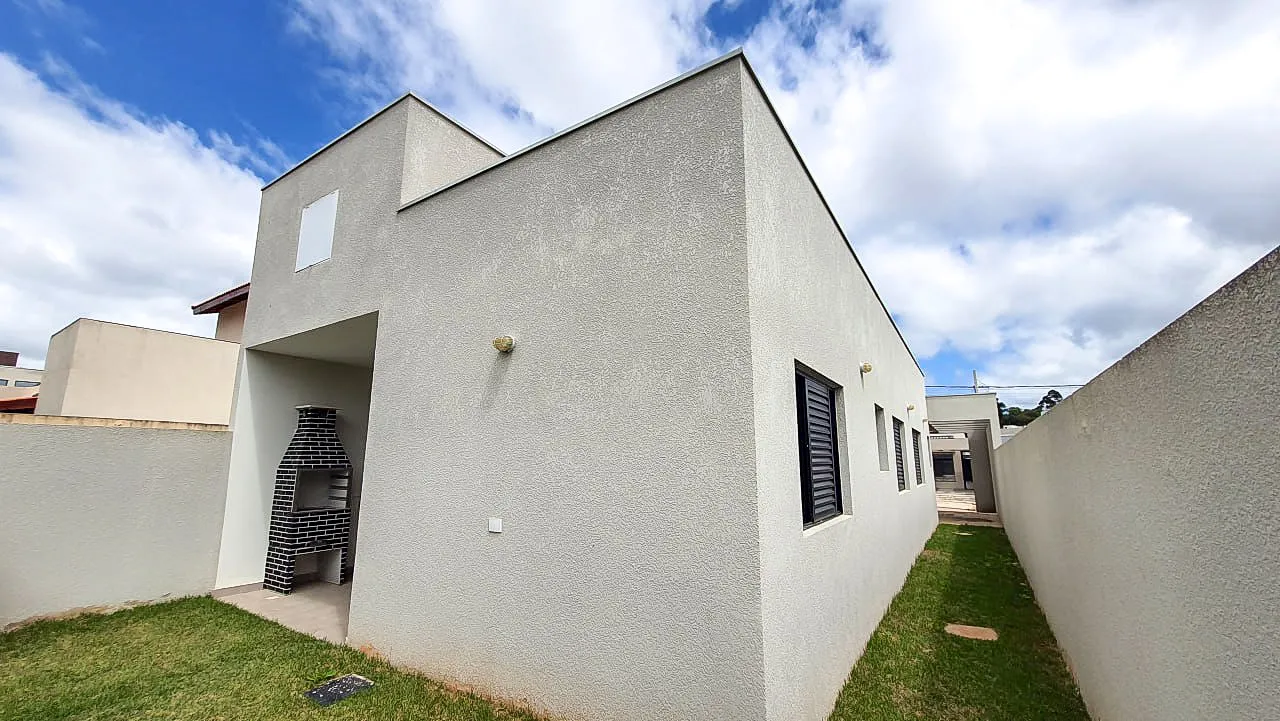 Casa t&eacute;rrea com p&eacute;-direito de 4,5 m e 3 dormit&oacute;rios no Lago dos P&aacute;ssaros  Cotia - 