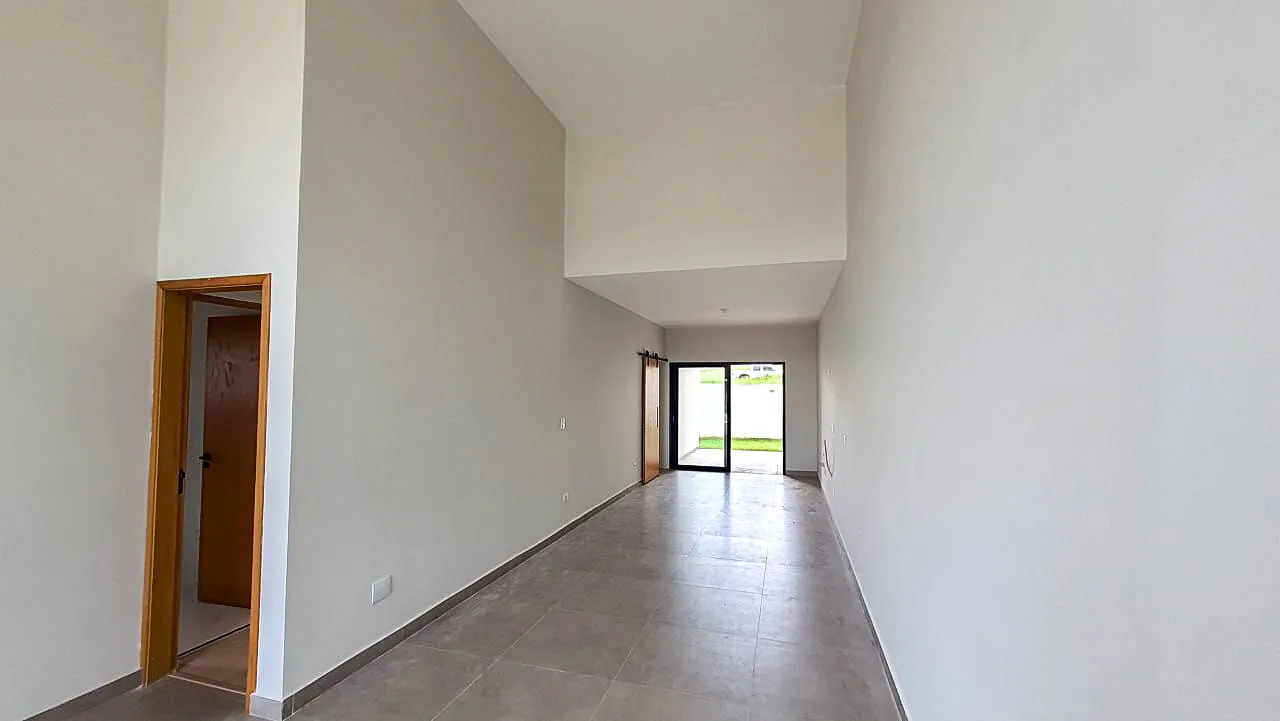 Casa t&eacute;rrea com p&eacute;-direito de 4,5 m e 3 dormit&oacute;rios no Lago dos P&aacute;ssaros  Cotia - 