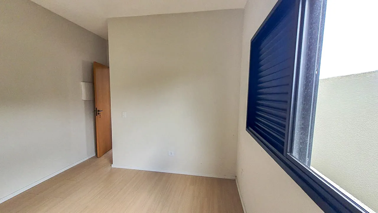 Casa t&eacute;rrea com p&eacute;-direito de 4,5 m e 3 dormit&oacute;rios no Lago dos P&aacute;ssaros  Cotia - 