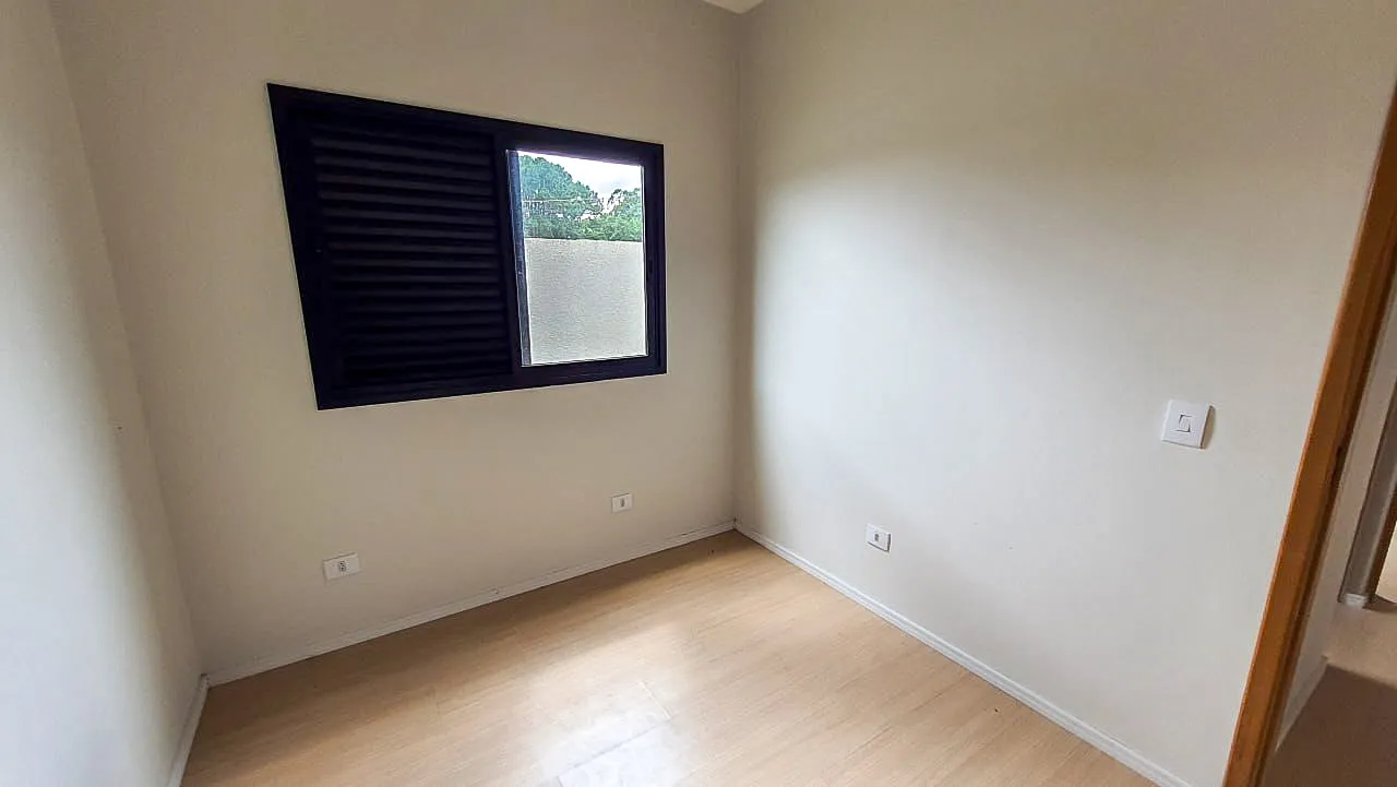 Casa t&eacute;rrea com p&eacute;-direito de 4,5 m e 3 dormit&oacute;rios no Lago dos P&aacute;ssaros  Cotia - 