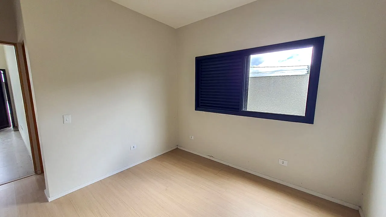 Casa t&eacute;rrea com p&eacute;-direito de 4,5 m e 3 dormit&oacute;rios no Lago dos P&aacute;ssaros  Cotia - 