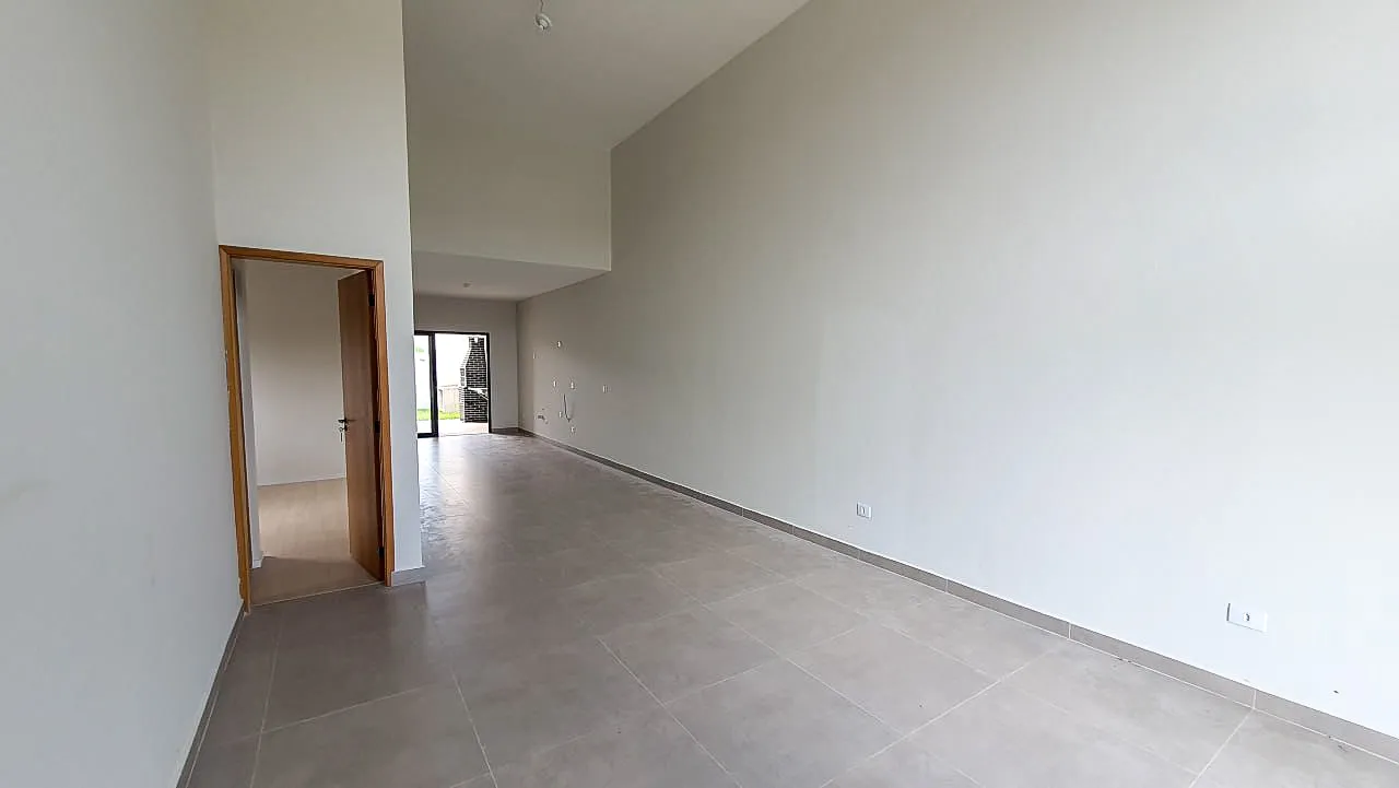 Casa t&eacute;rrea com p&eacute;-direito de 4,5 m e 3 dormit&oacute;rios no Lago dos P&aacute;ssaros  Cotia - 