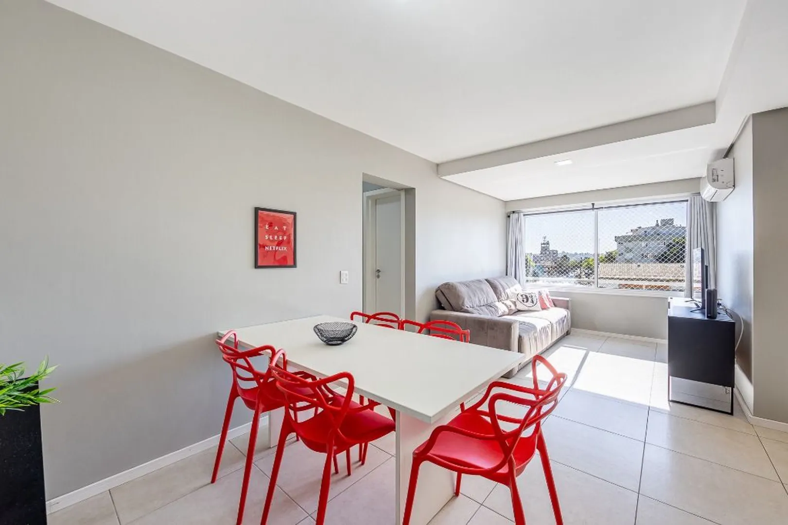 R$ 425.000 - OPORTUNIDADE - &Oacute;TIMO APARTAMENTO - 60M2 - 2 DORM - SU&Iacute;TE - 2 VAGAS Avenida Bento Gonçalves Porto Alegre - 