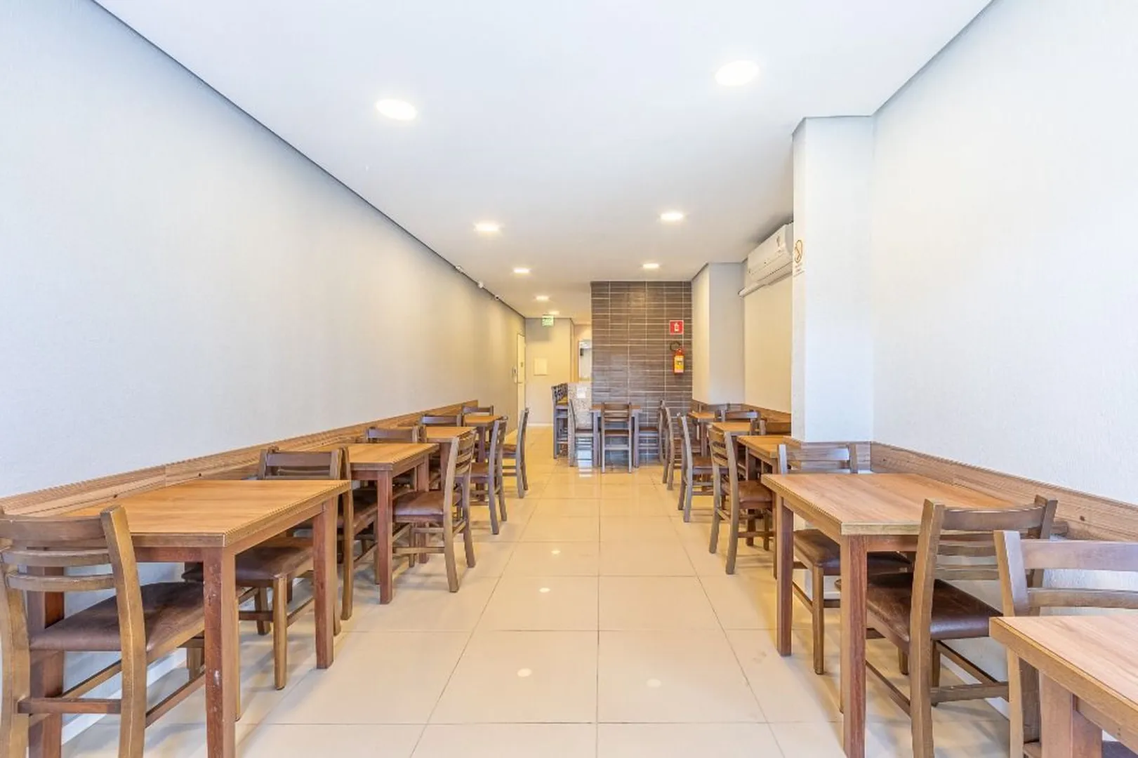 R$ 425.000 - OPORTUNIDADE - &Oacute;TIMO APARTAMENTO - 60M2 - 2 DORM - SU&Iacute;TE - 2 VAGAS Avenida Bento Gonçalves Porto Alegre - 