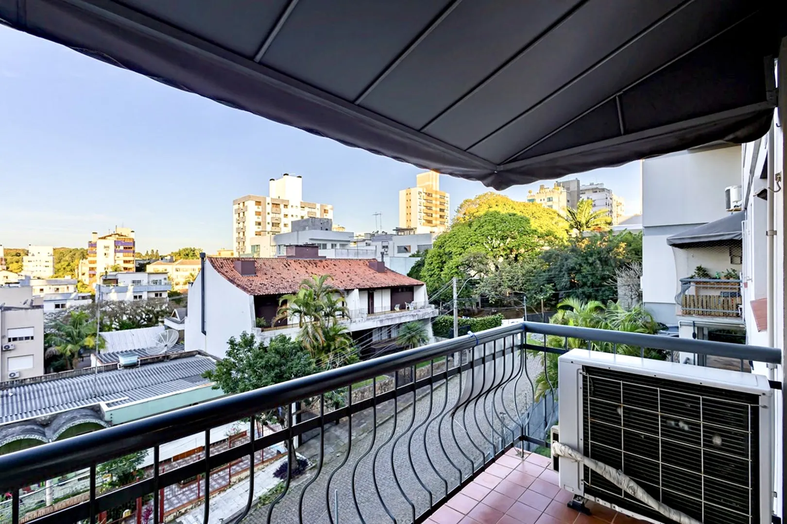 R$ 685.000 - AMPLO APARTAMENTO - 124M2 - 3 DORM - SACADA - DEPEND&Ecirc;NCIA - 2 VAGAS Rua Honório Silveira Dias Porto Alegre - 