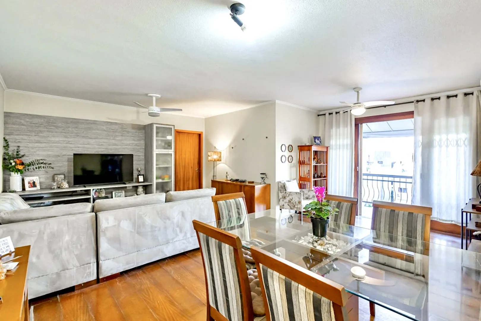 R$ 685.000 - AMPLO APARTAMENTO - 124M2 - 3 DORM - SACADA - DEPEND&Ecirc;NCIA - 2 VAGAS Rua Honório Silveira Dias Porto Alegre - 