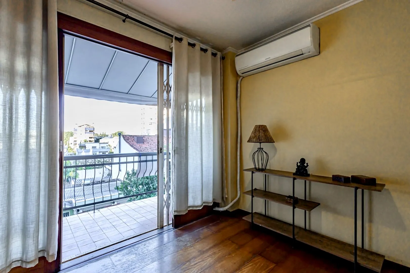 R$ 685.000 - AMPLO APARTAMENTO - 124M2 - 3 DORM - SACADA - DEPEND&Ecirc;NCIA - 2 VAGAS Rua Honório Silveira Dias Porto Alegre - 