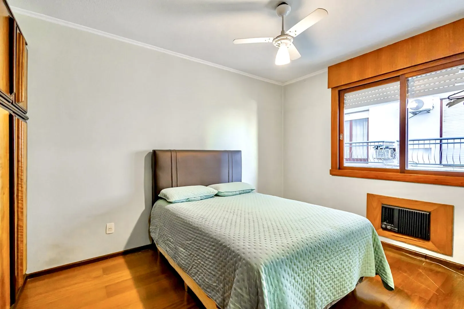 R$ 685.000 - AMPLO APARTAMENTO - 124M2 - 3 DORM - SACADA - DEPEND&Ecirc;NCIA - 2 VAGAS Rua Honório Silveira Dias Porto Alegre - 