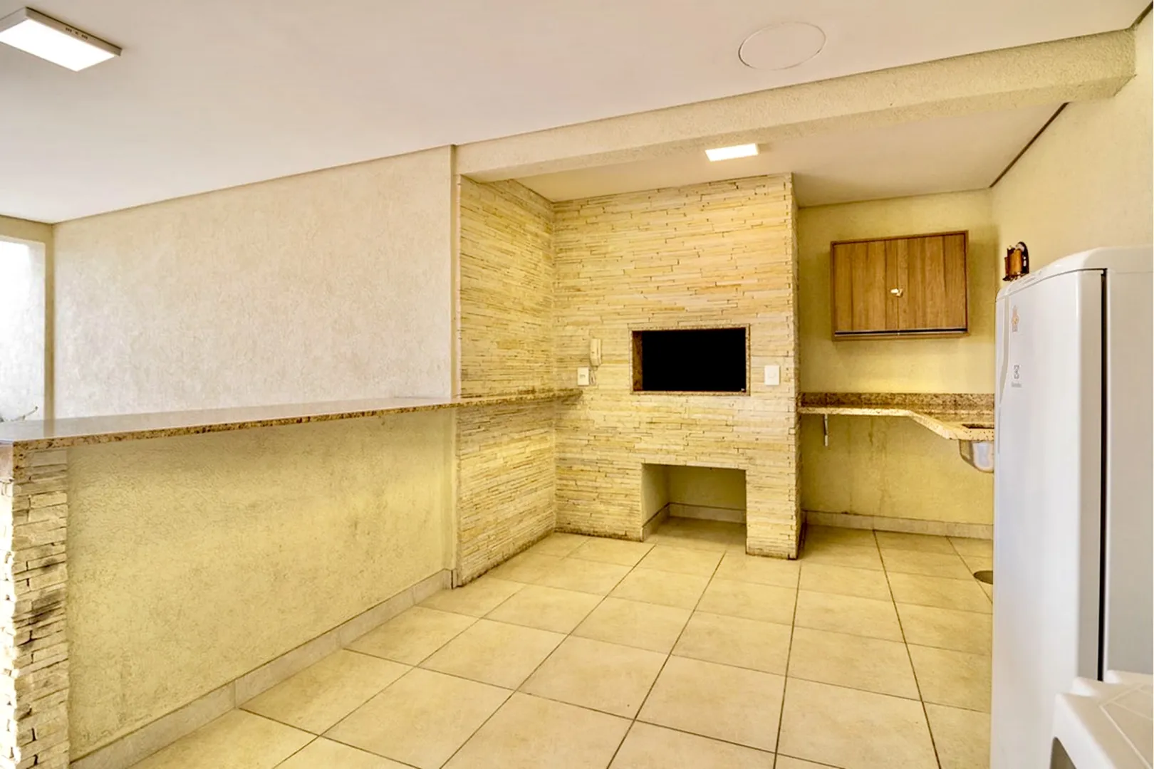 R$ 399.000 - &Oacute;TIMO APARTAMENTO - 60M2 - 2 DORM - SU&Iacute;TE - VISTA - 1 VAGA - INFRA  Porto Alegre - 
