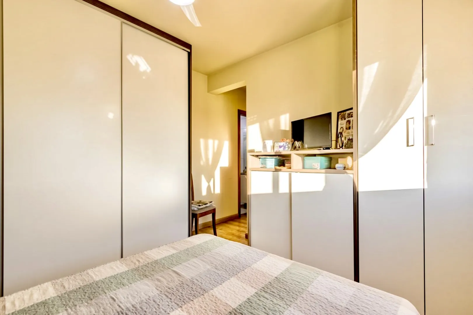 R$ 399.000 - &Oacute;TIMO APARTAMENTO - 60M2 - 2 DORM - SU&Iacute;TE - VISTA - 1 VAGA - INFRA  Porto Alegre - 