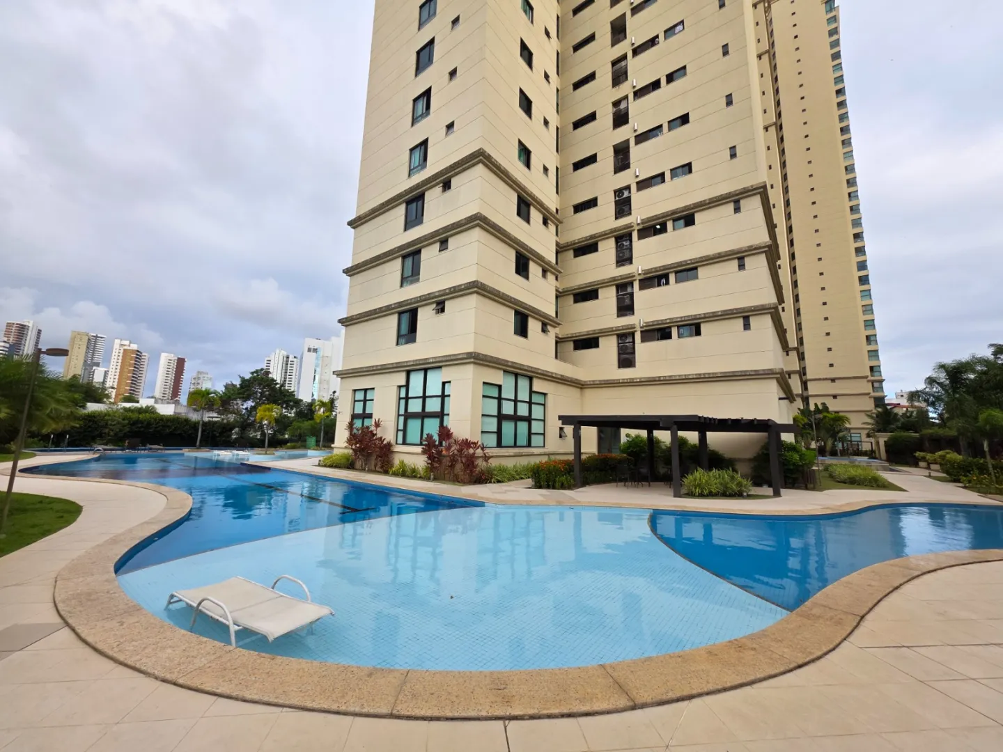 APARTAMENTO 3 QUARTOS SU&Iacute;TE VARANDA PISCINA QUADRAS GARAGENS VENDA RIO VERMELHO  Salvador - 