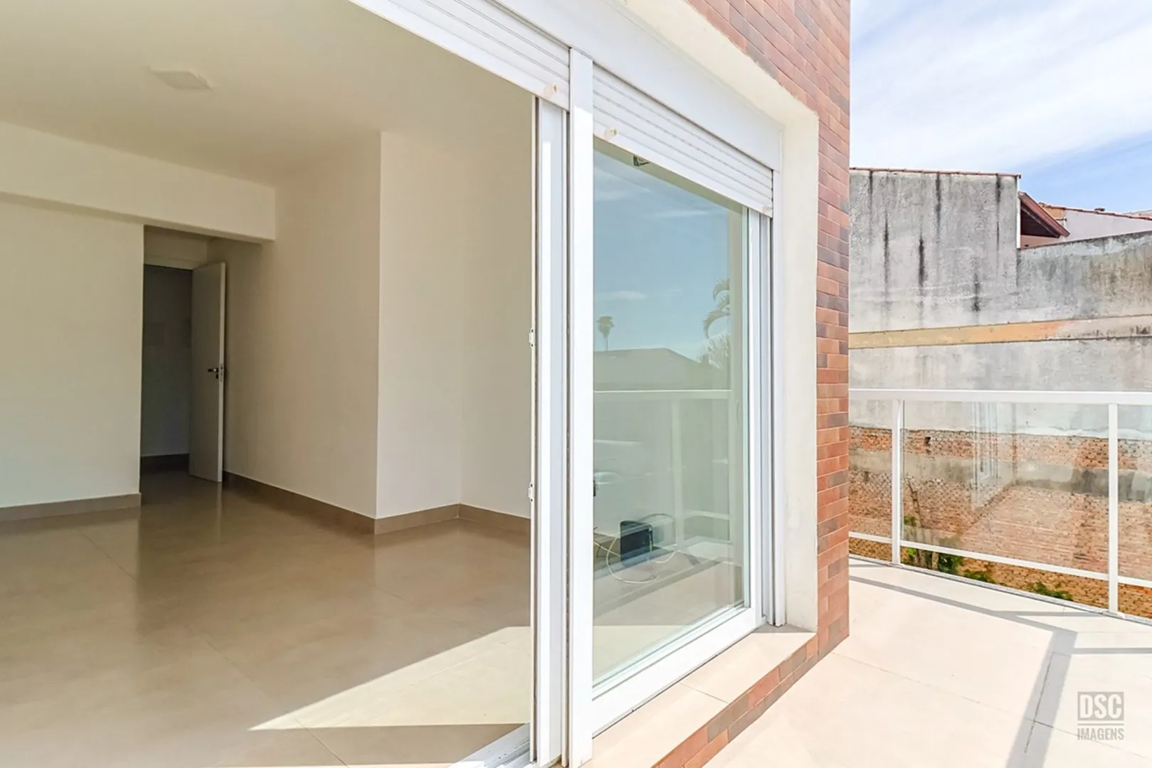 R$ 360.000 - APARTAMENTO DE FRENTE - 57M2 - 2 DORM - SACADA - 1 VAGA  Porto Alegre - 
