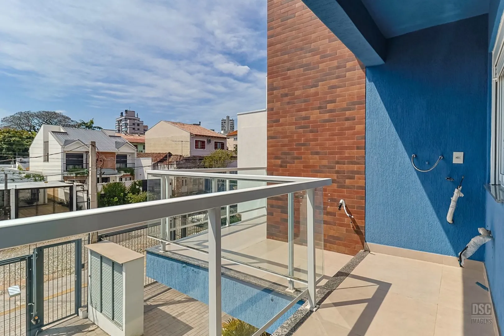 R$ 360.000 - APARTAMENTO DE FRENTE - 57M2 - 2 DORM - SACADA - 1 VAGA  Porto Alegre - 