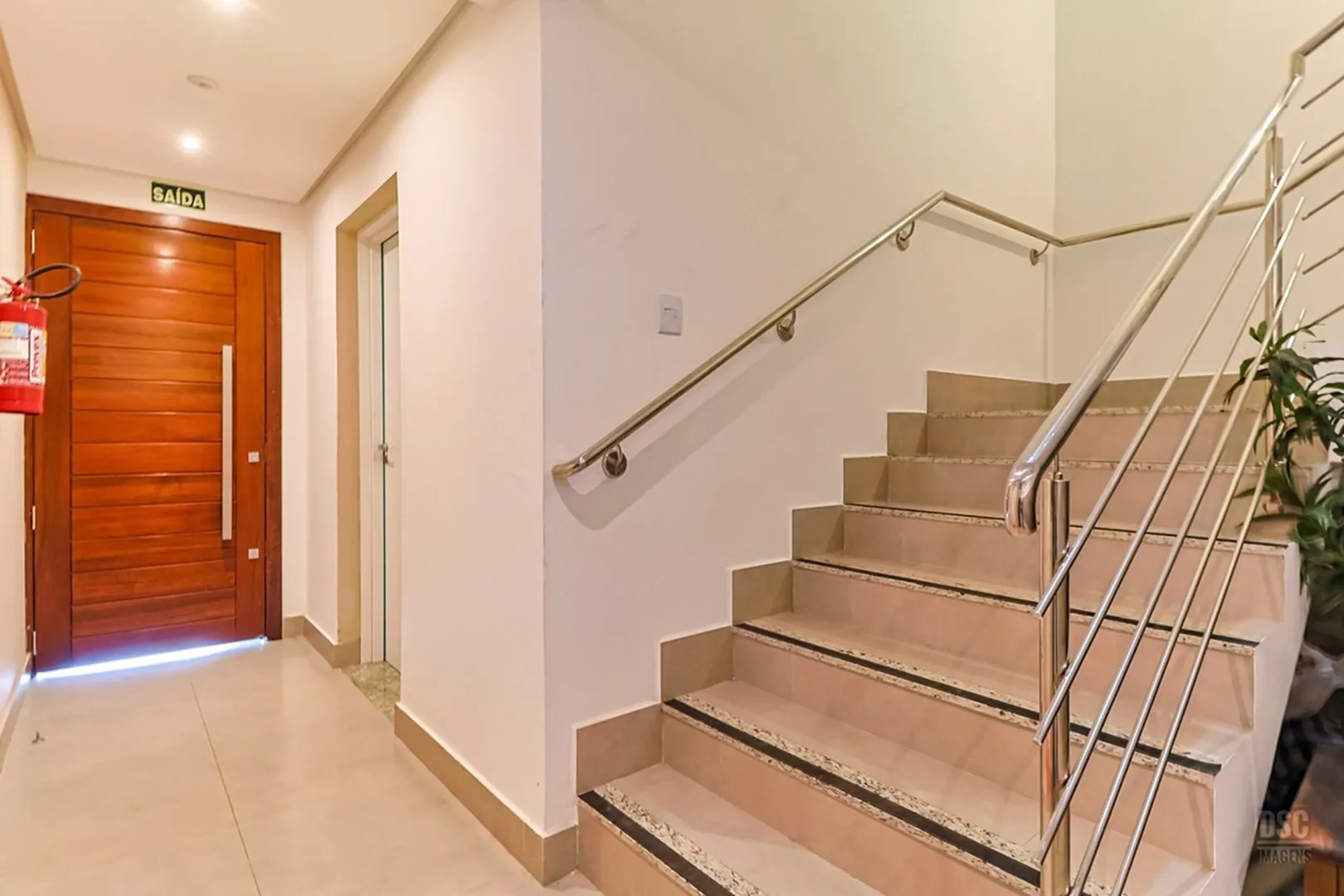 R$ 360.000 - APARTAMENTO DE FRENTE - 57M2 - 2 DORM - SACADA - 1 VAGA  Porto Alegre - 