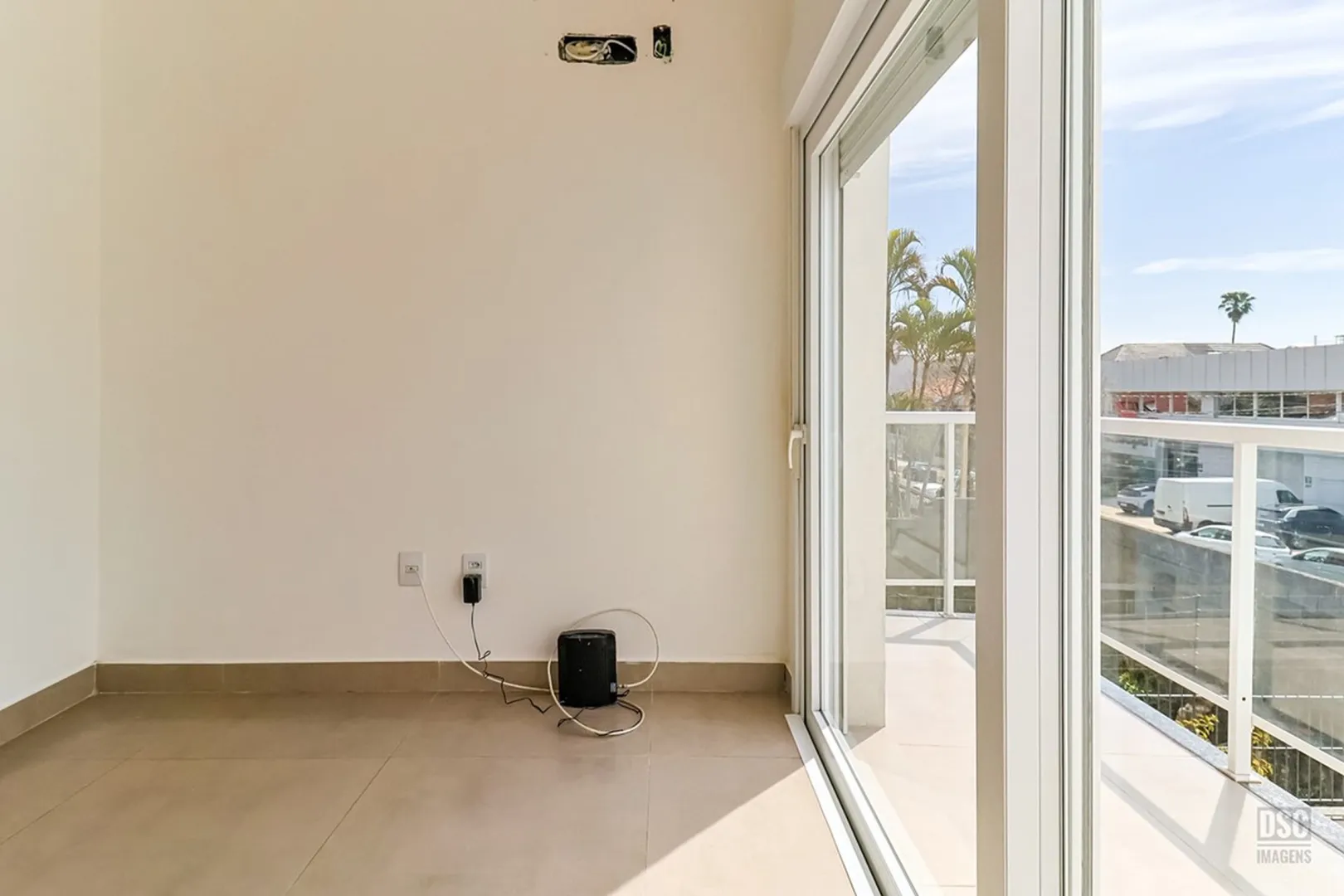 R$ 360.000 - APARTAMENTO DE FRENTE - 57M2 - 2 DORM - SACADA - 1 VAGA  Porto Alegre - 