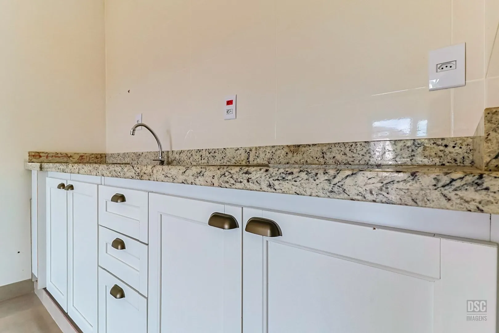 R$ 360.000 - APARTAMENTO DE FRENTE - 57M2 - 2 DORM - SACADA - 1 VAGA  Porto Alegre - 