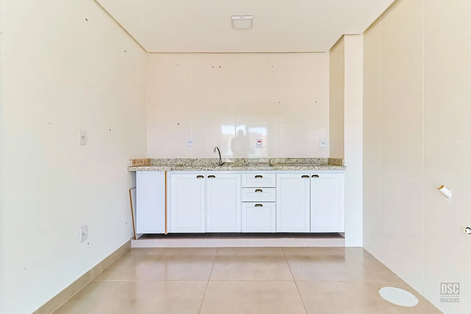 R$ 360.000 - APARTAMENTO DE FRENTE - 57M2 - 2 DORM - SACADA - 1 VAGA  Porto Alegre - 