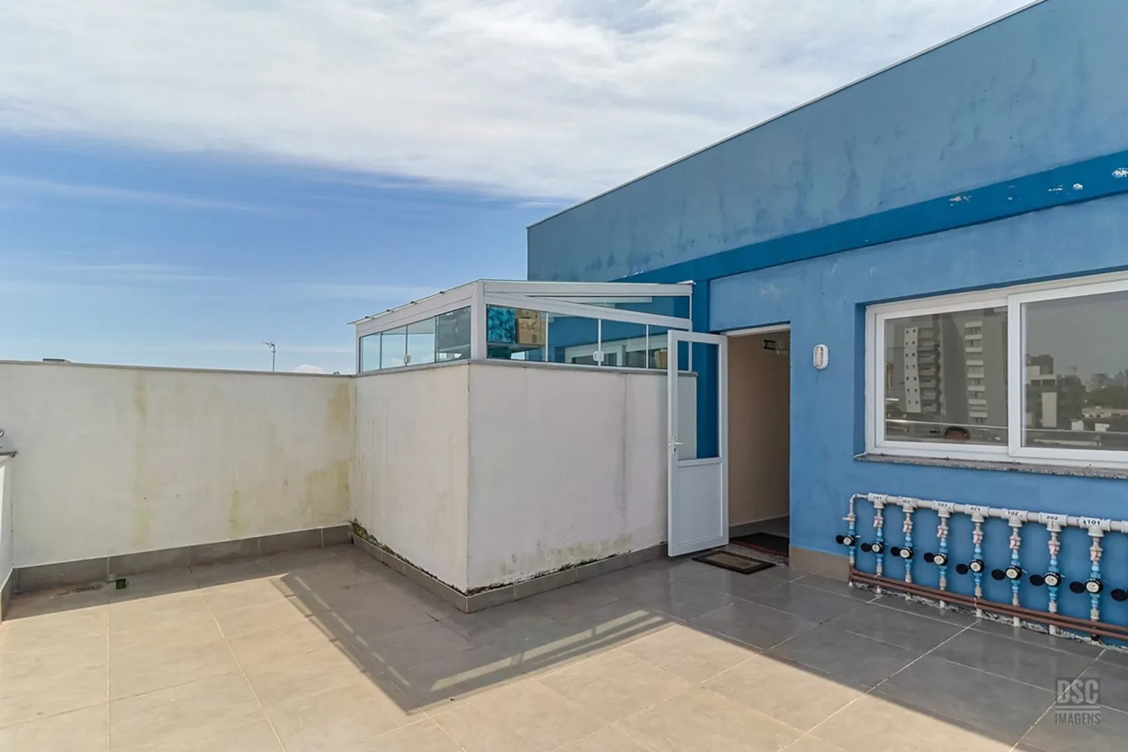 R$ 360.000 - APARTAMENTO DE FRENTE - 57M2 - 2 DORM - SACADA - 1 VAGA  Porto Alegre - 