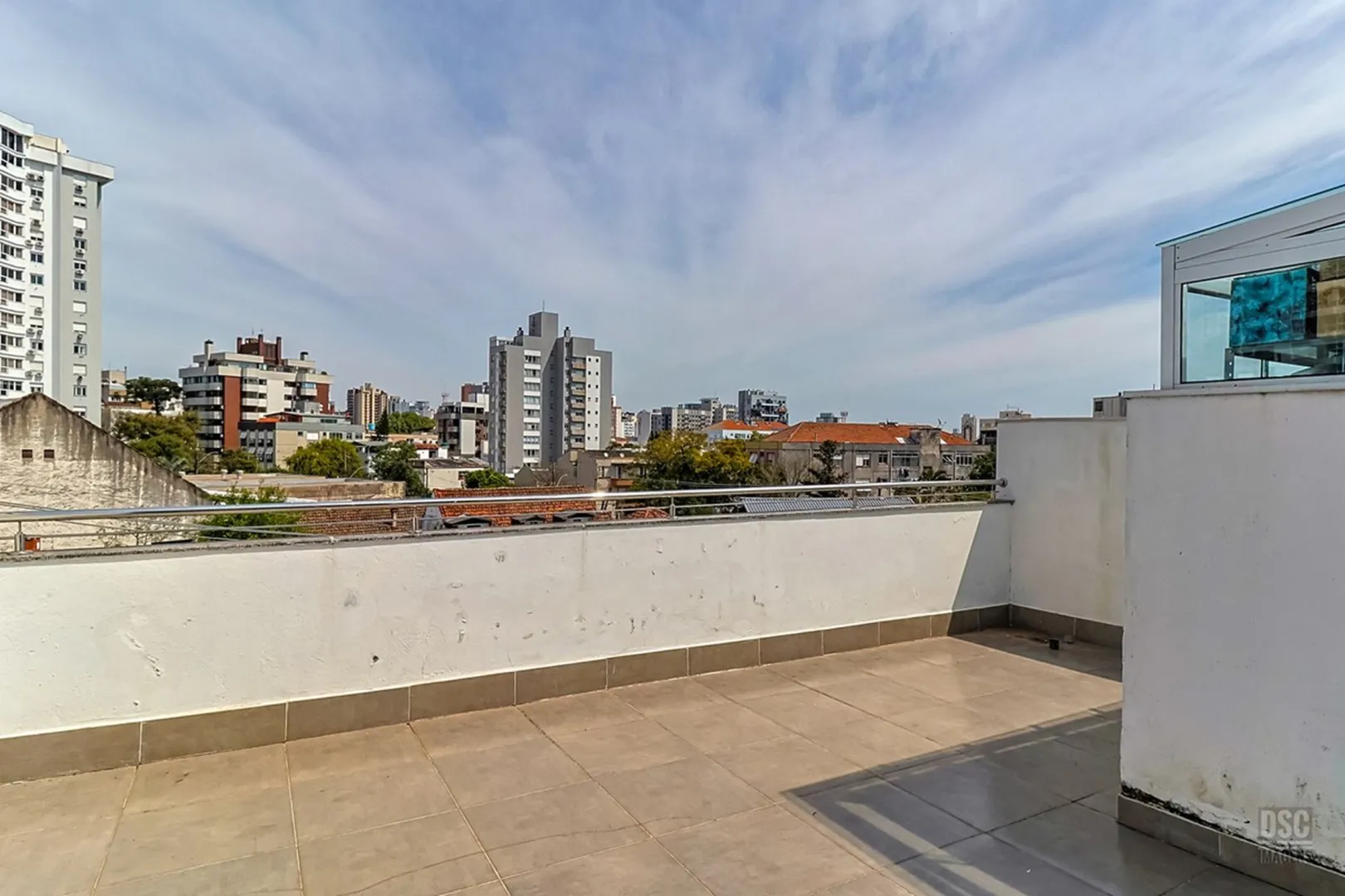 R$ 360.000 - APARTAMENTO DE FRENTE - 57M2 - 2 DORM - SACADA - 1 VAGA  Porto Alegre - 