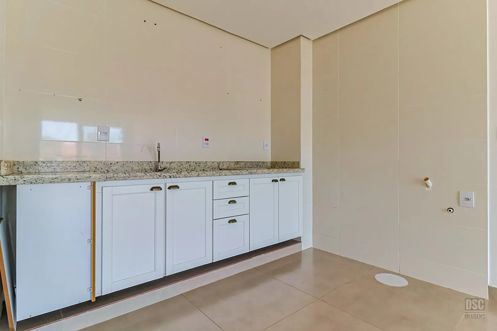 R$ 360.000 - APARTAMENTO DE FRENTE - 57M2 - 2 DORM - SACADA - 1 VAGA  Porto Alegre - 