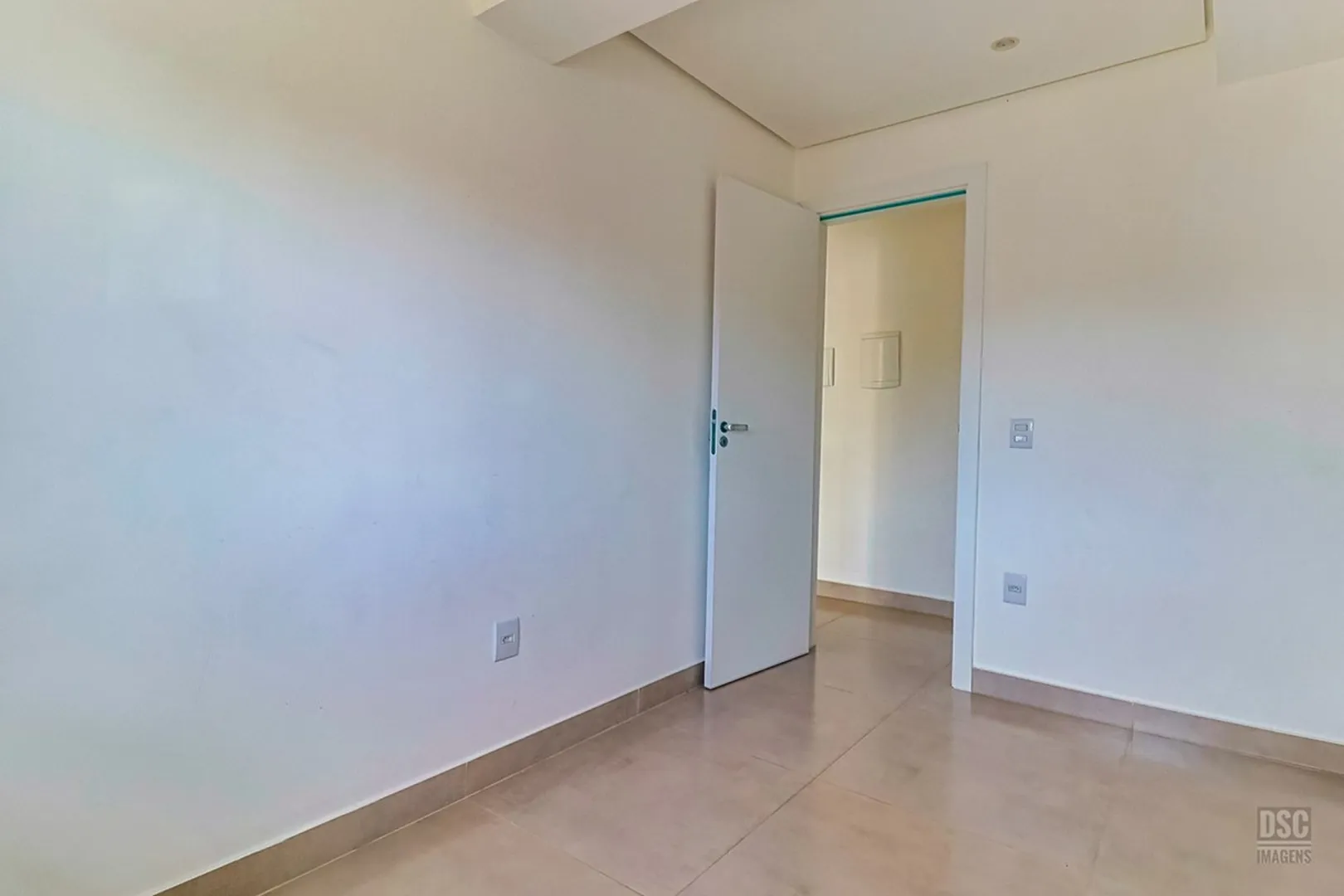 R$ 360.000 - APARTAMENTO DE FRENTE - 57M2 - 2 DORM - SACADA - 1 VAGA  Porto Alegre - 