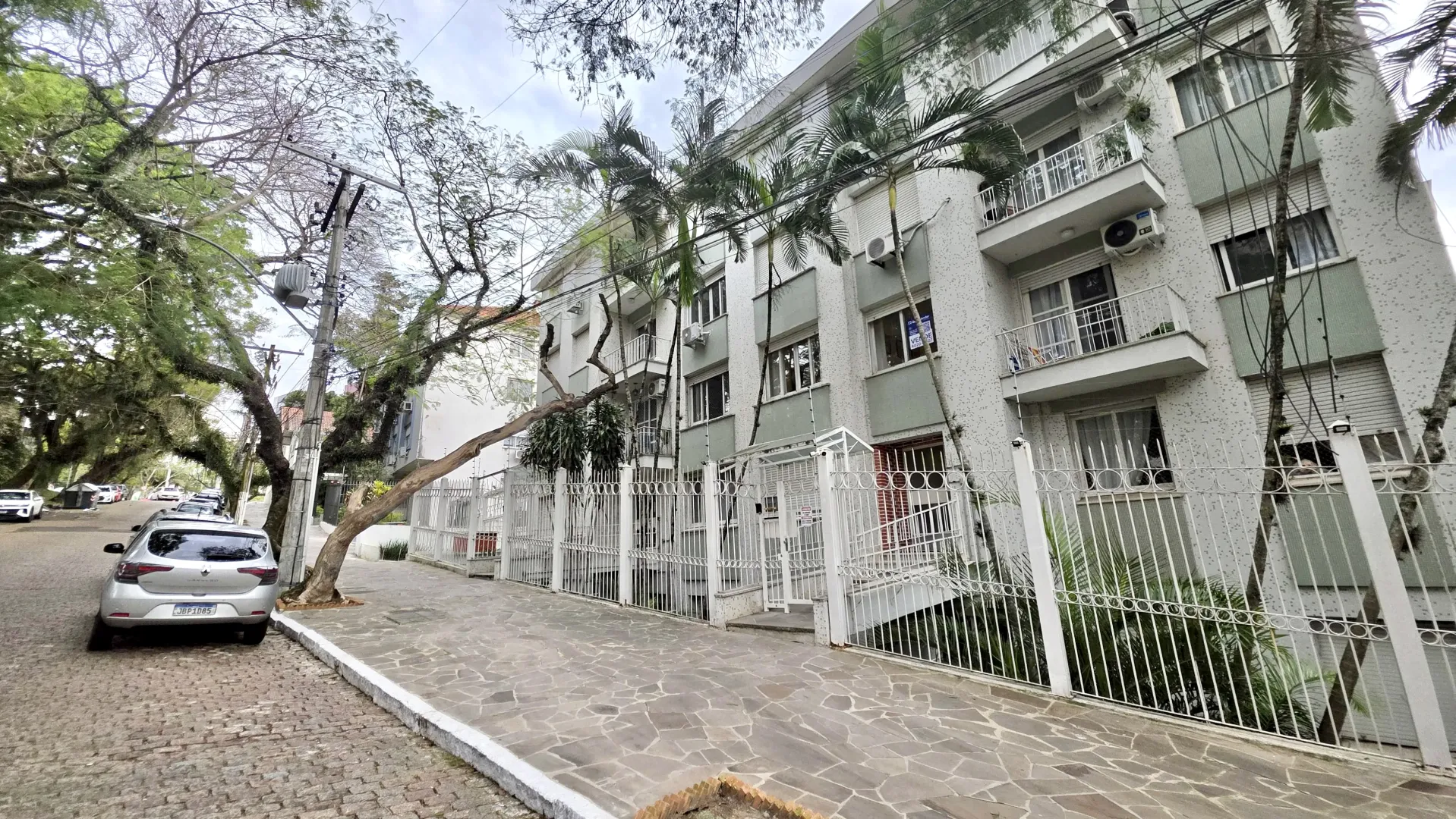 R$ 341.000 - BELO APARTAMENTO - 49M2 - 1 DORM - DE FRENTE - REFORMADO - 1 VAGA  Porto Alegre - 
