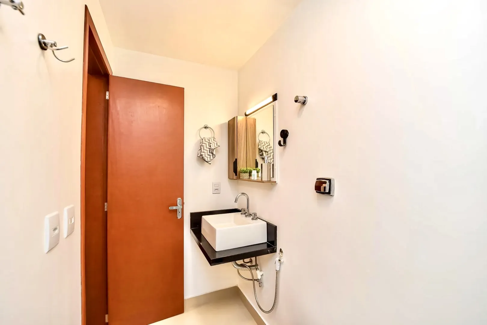 R$ 341.000 - BELO APARTAMENTO - 49M2 - 1 DORM - DE FRENTE - REFORMADO - 1 VAGA  Porto Alegre - 