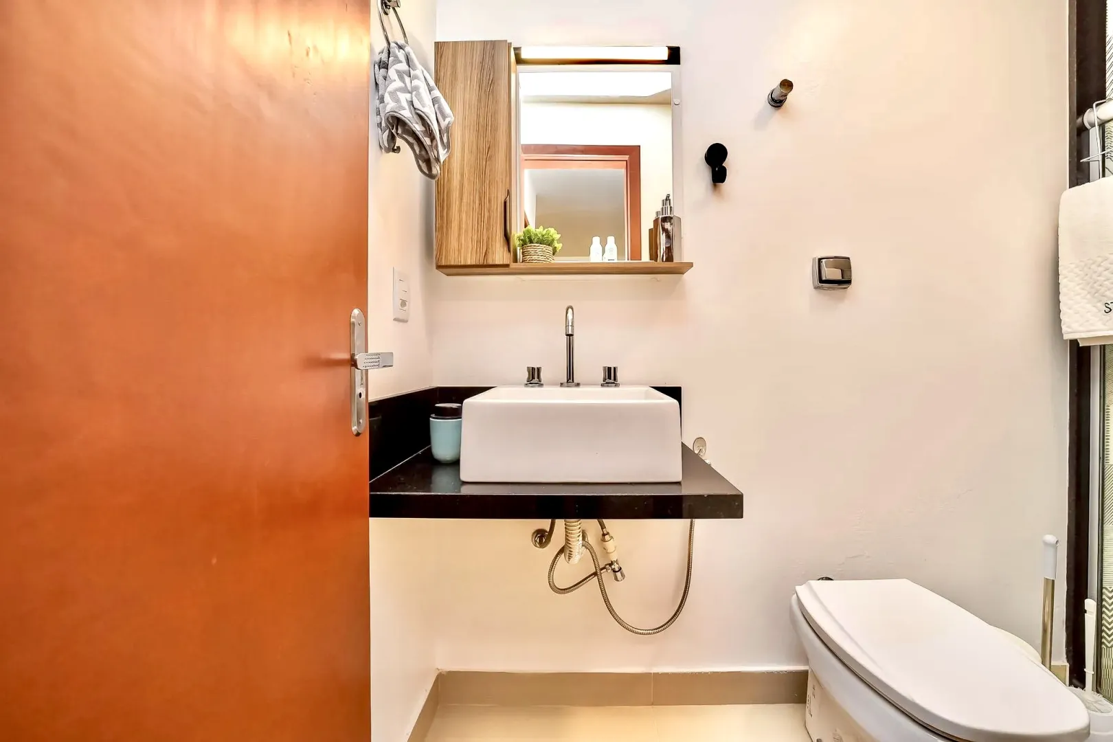 R$ 341.000 - BELO APARTAMENTO - 49M2 - 1 DORM - DE FRENTE - REFORMADO - 1 VAGA  Porto Alegre - 