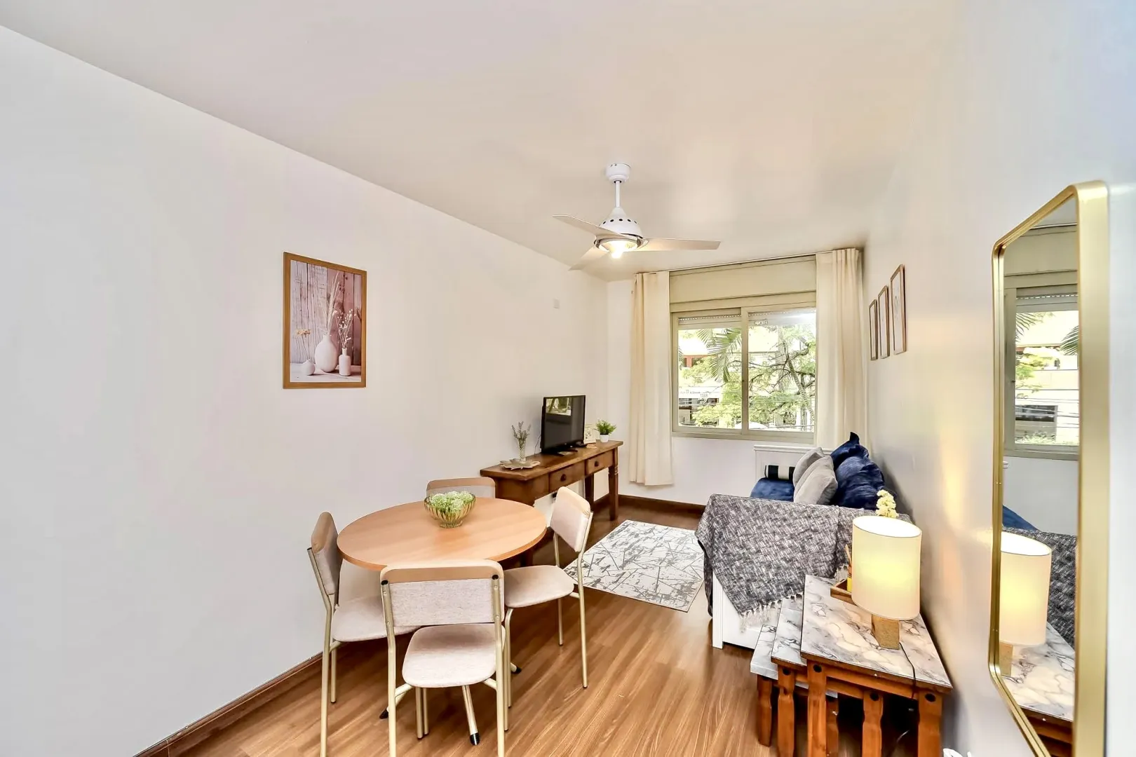 R$ 341.000 - BELO APARTAMENTO - 49M2 - 1 DORM - DE FRENTE - REFORMADO - 1 VAGA  Porto Alegre - 
