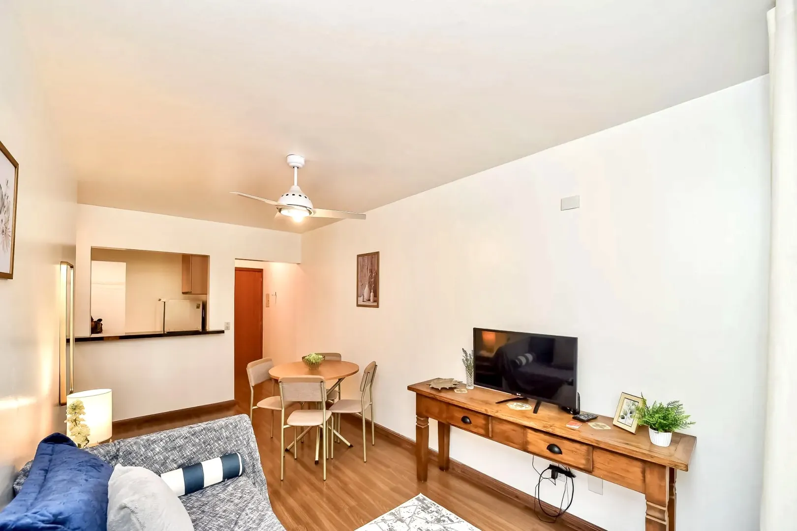 R$ 341.000 - BELO APARTAMENTO - 49M2 - 1 DORM - DE FRENTE - REFORMADO - 1 VAGA  Porto Alegre - 
