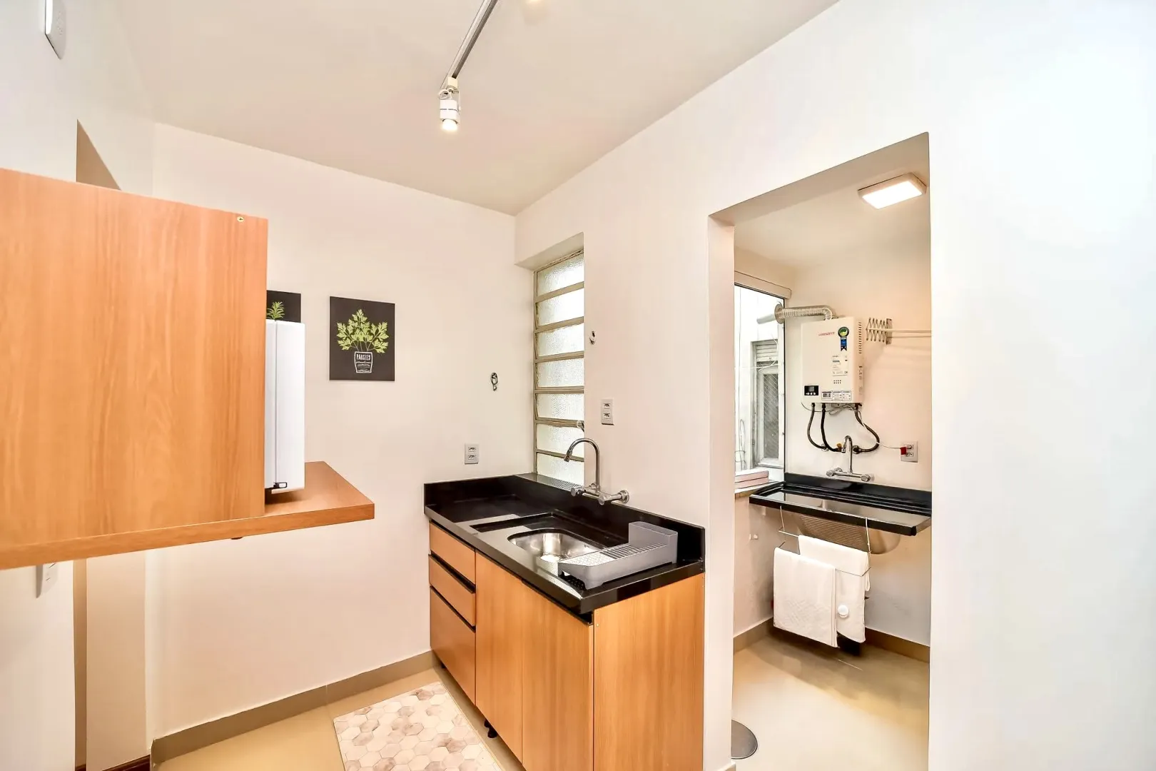 R$ 341.000 - BELO APARTAMENTO - 49M2 - 1 DORM - DE FRENTE - REFORMADO - 1 VAGA  Porto Alegre - 