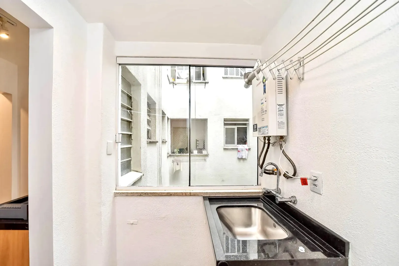 R$ 341.000 - BELO APARTAMENTO - 49M2 - 1 DORM - DE FRENTE - REFORMADO - 1 VAGA  Porto Alegre - 