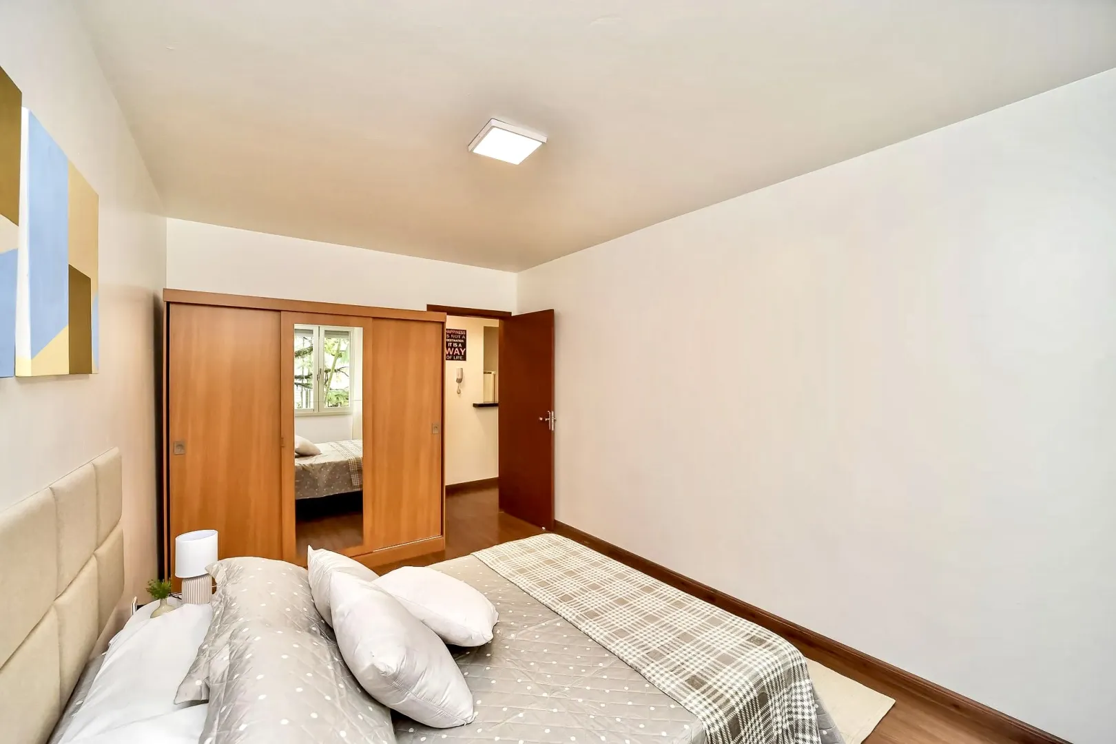R$ 341.000 - BELO APARTAMENTO - 49M2 - 1 DORM - DE FRENTE - REFORMADO - 1 VAGA  Porto Alegre - 