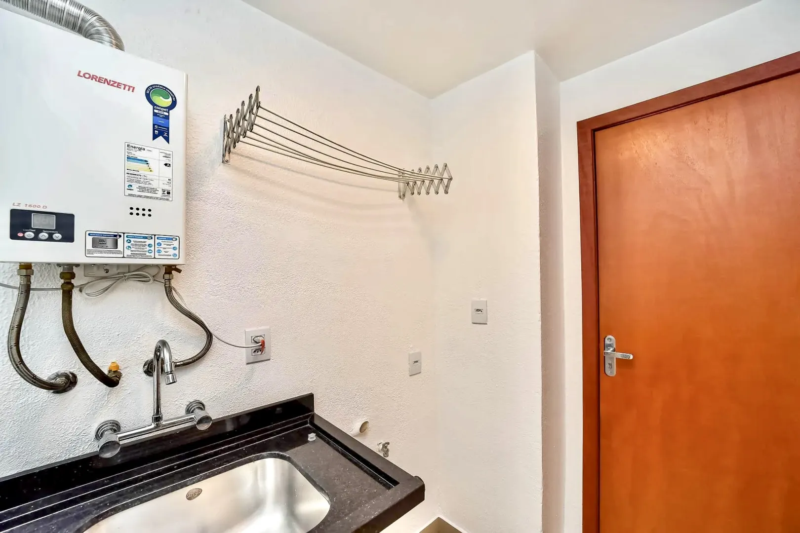 R$ 341.000 - BELO APARTAMENTO - 49M2 - 1 DORM - DE FRENTE - REFORMADO - 1 VAGA  Porto Alegre - 