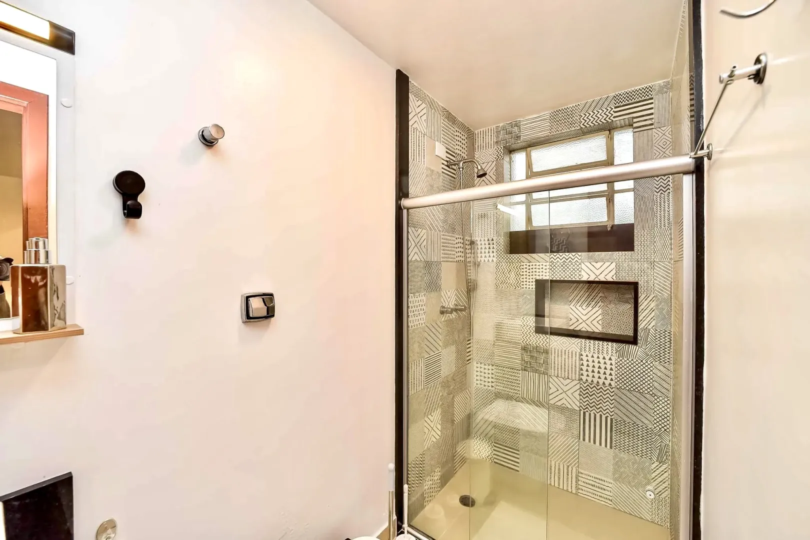 R$ 341.000 - BELO APARTAMENTO - 49M2 - 1 DORM - DE FRENTE - REFORMADO - 1 VAGA  Porto Alegre - 