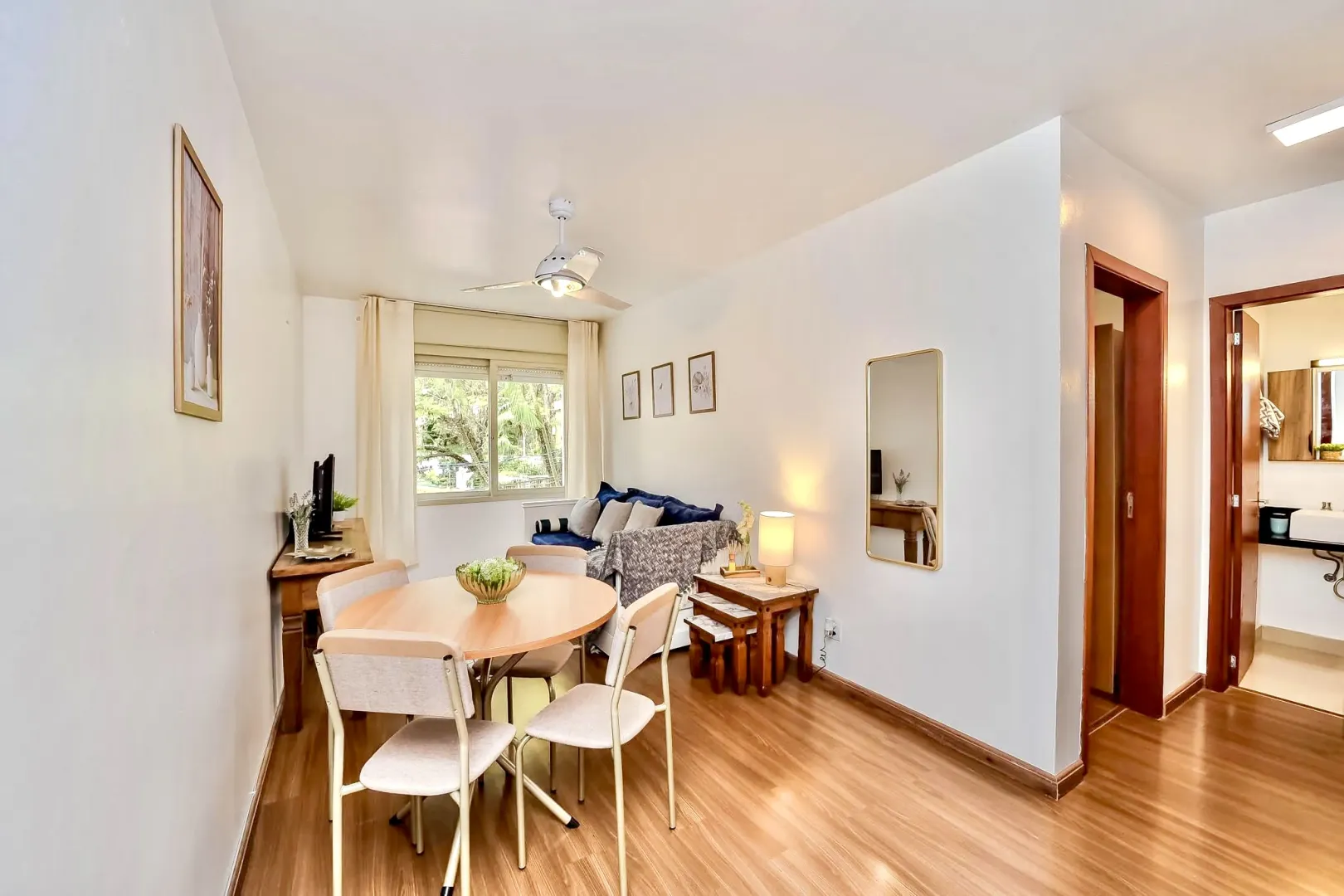 R$ 341.000 - BELO APARTAMENTO - 49M2 - 1 DORM - DE FRENTE - REFORMADO - 1 VAGA  Porto Alegre - 