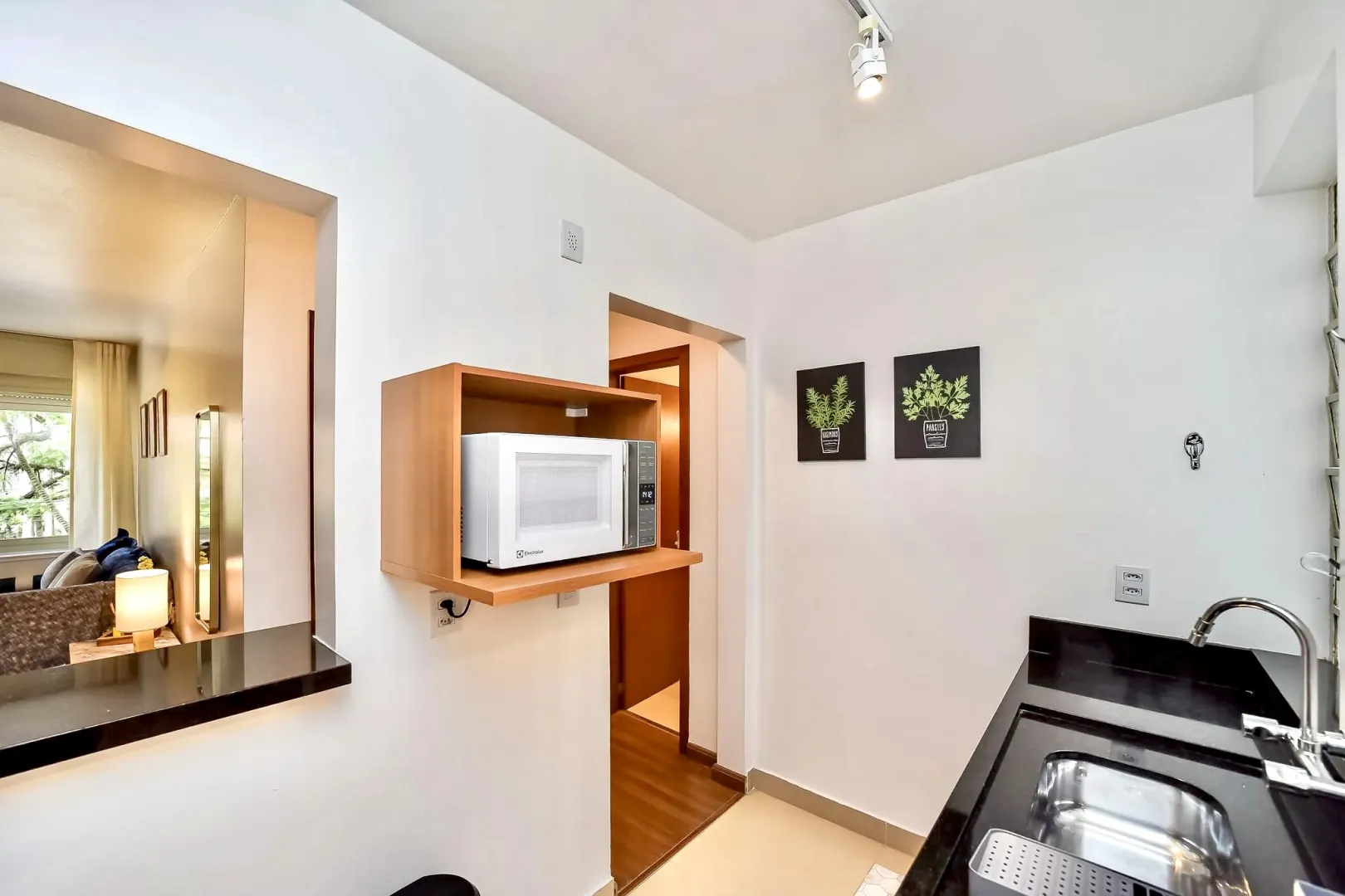 R$ 341.000 - BELO APARTAMENTO - 49M2 - 1 DORM - DE FRENTE - REFORMADO - 1 VAGA  Porto Alegre - 